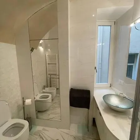 In Torre Medievale Di Fronte Acquario Genua