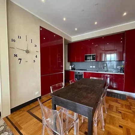 In Torre Medievale Di Fronte Acquario *