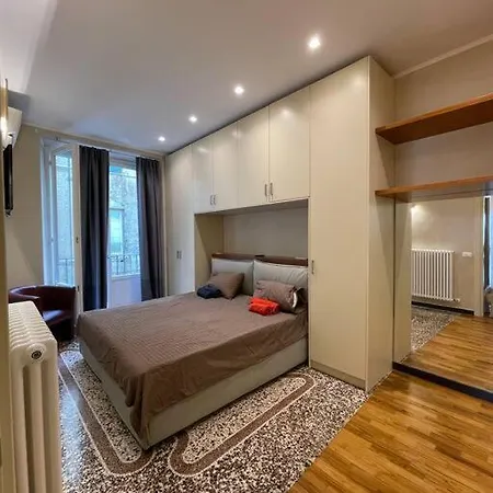 In Torre Medievale Di Fronte Acquario Genua