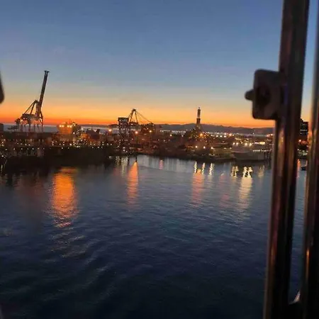 In Torre Medievale Di Fronte Acquario