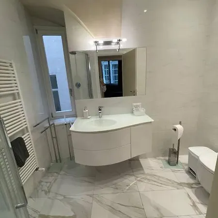 In Torre Medievale Di Fronte Acquario *