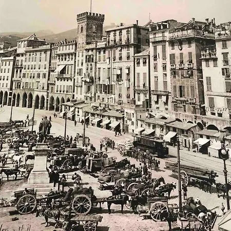 In Torre Medievale Di Fronte Acquario Genua